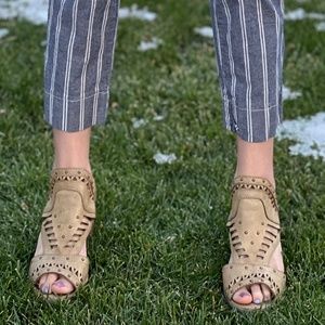 Adorable Tan Maurices Heels 7.5 - Great to Wear to the Office or a Day Out!